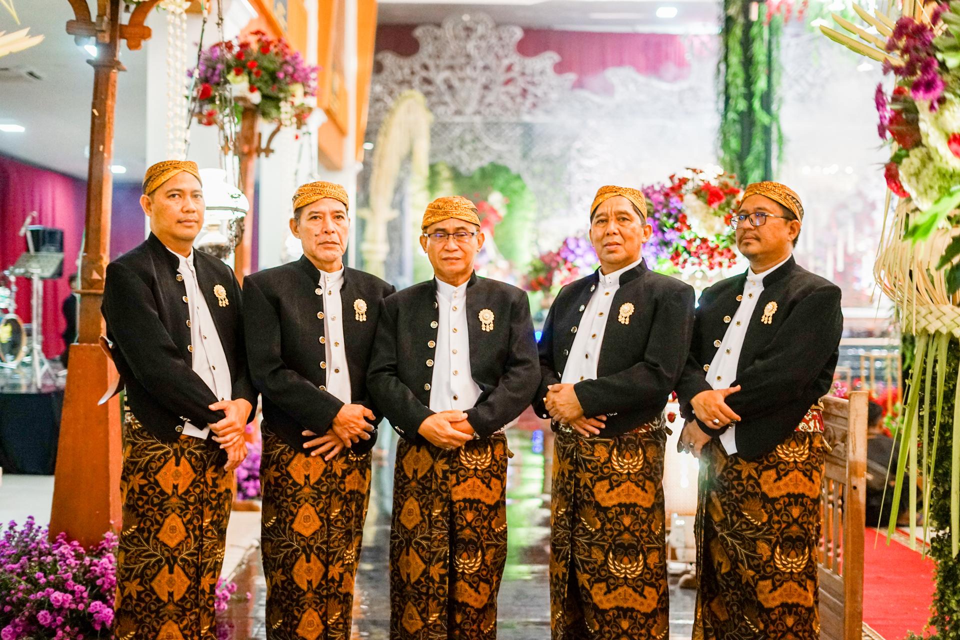 Busana keluarga bernuansa Jawa